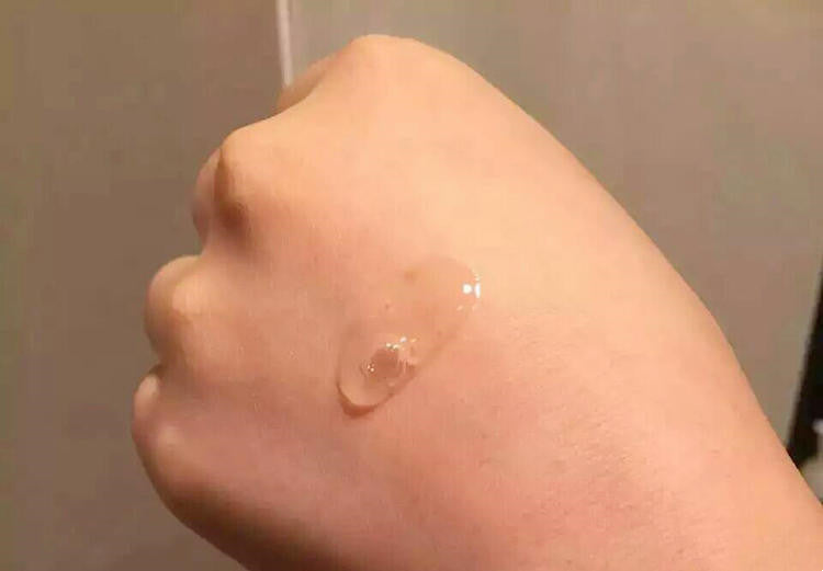 Konsistenz der MIZON Snail Repair Intensive Ampoule auf der Hand