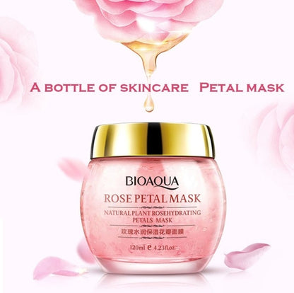 Bioaqua Rose Petal Mask auf einem rosa Hintergrund mit einem Tropfen der Maske, der von oben in den Behälter fällt, begleitet von einem Slogan zur Hautpflege.